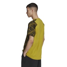 adidas Freizeit-Tshirt Designed For Gameday Travel (Baumwolle) olivegrün/schwarz Herren